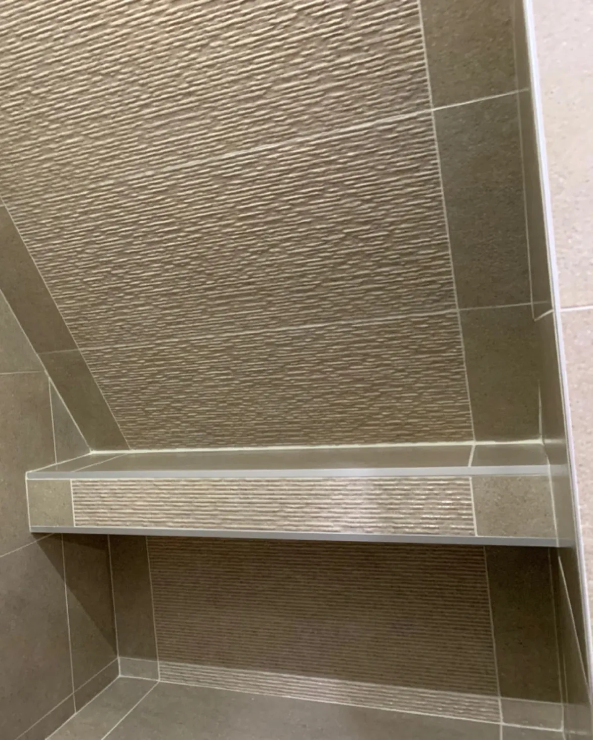 Banc de douche intégré, faïence en relief
