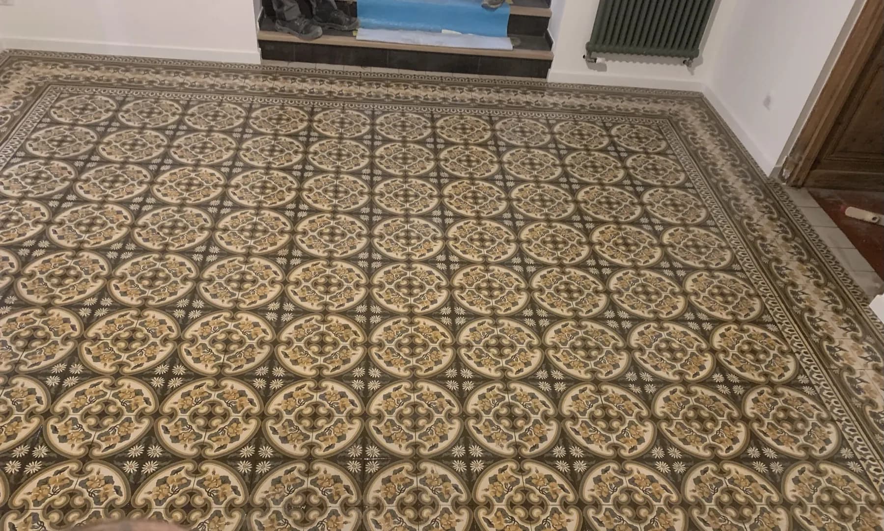 Frise et tapis de carreaux anciens, reposés à l'identique