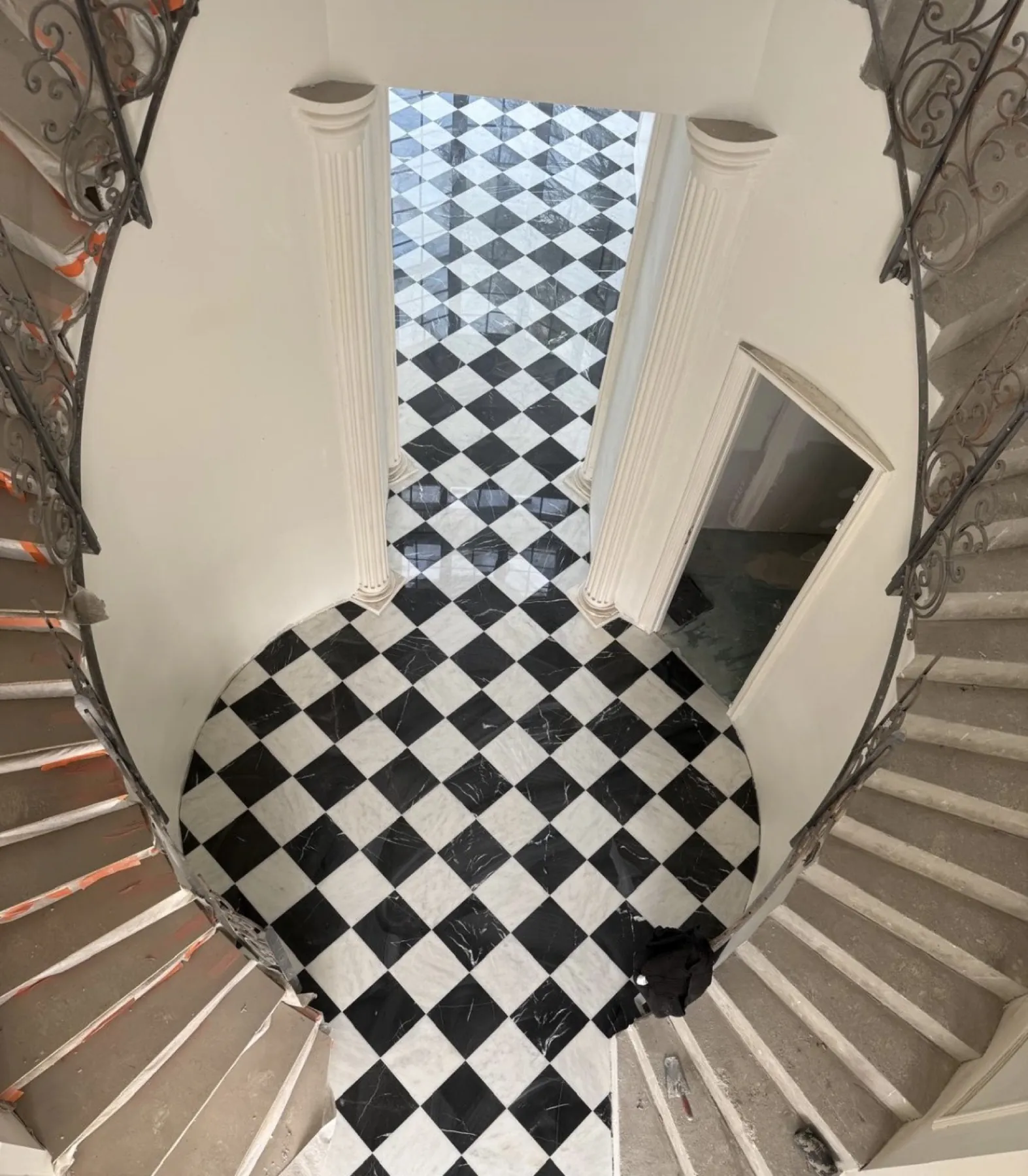 Damier de marbre, vu depuis l'escalier