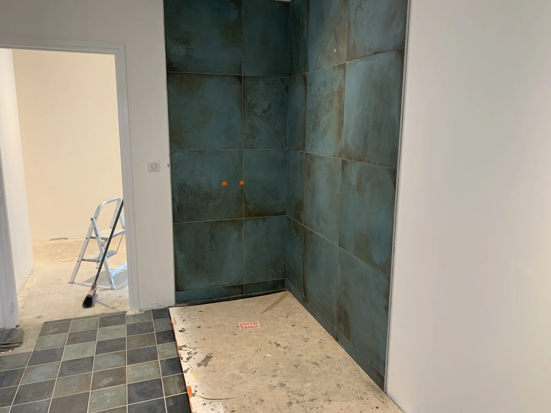 Douche en grand format bleu, sol en carreaux