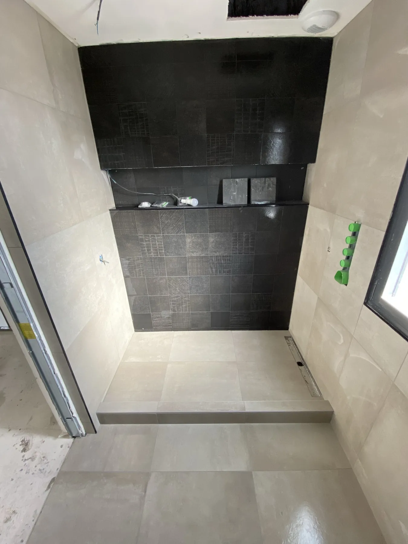 Douche à l'italienne, grand format et faïence noire