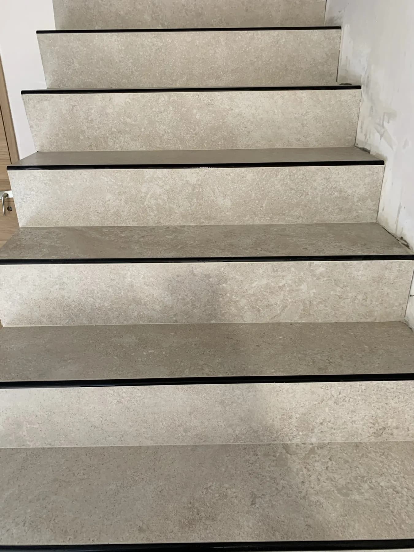 Escalier habillé, nez de marche contrastés