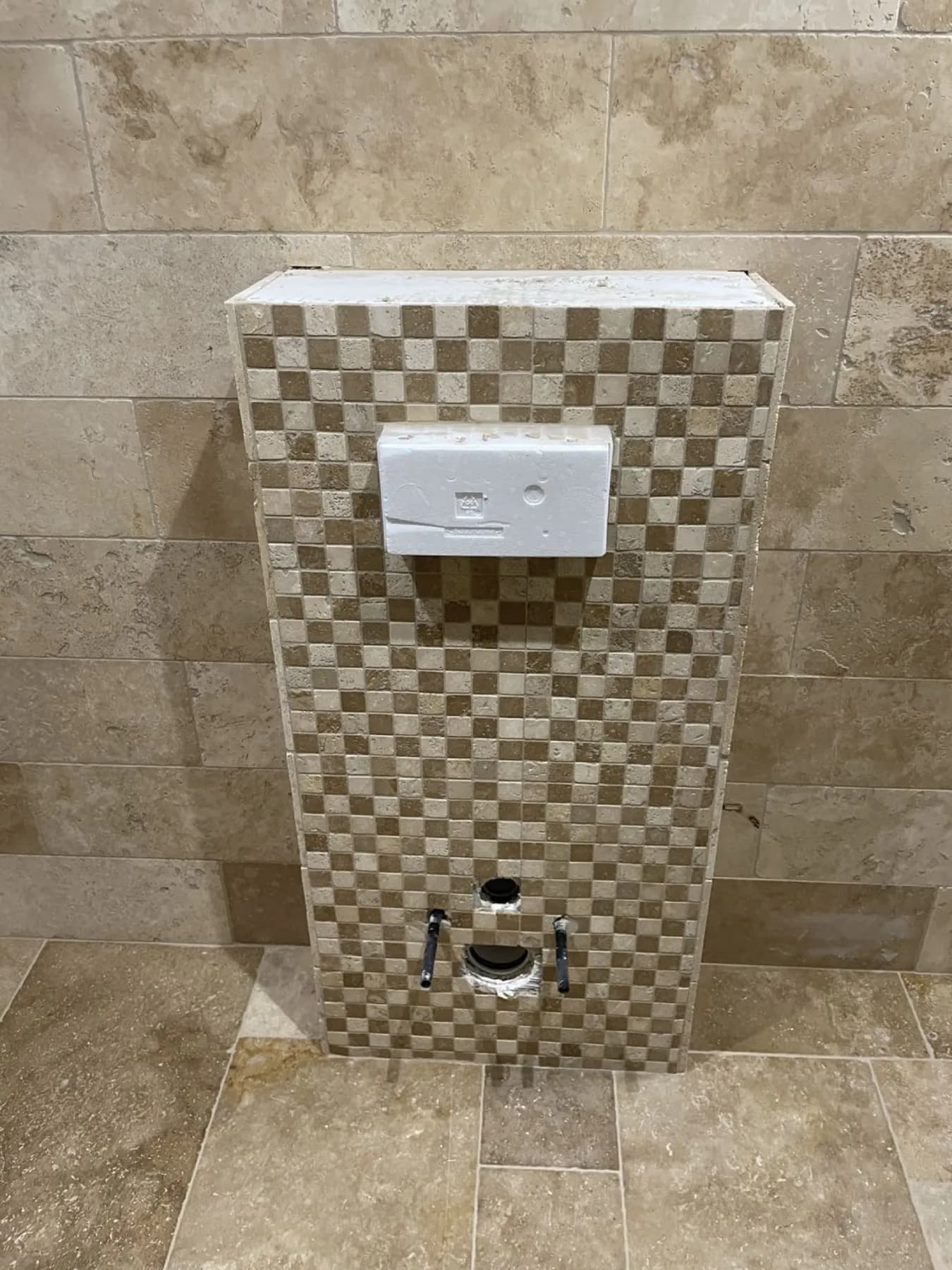 Habillage en travertin et mosaïque assortie