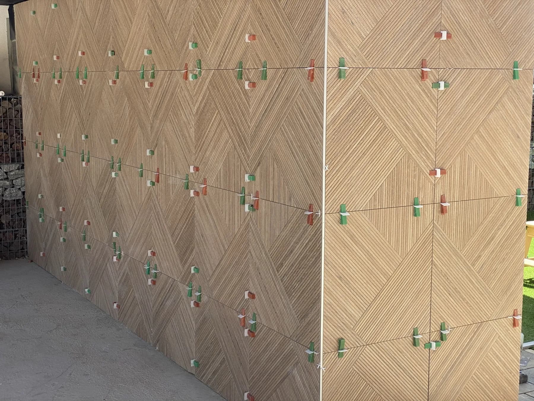 Mur en diagonale, système de nivellement en place