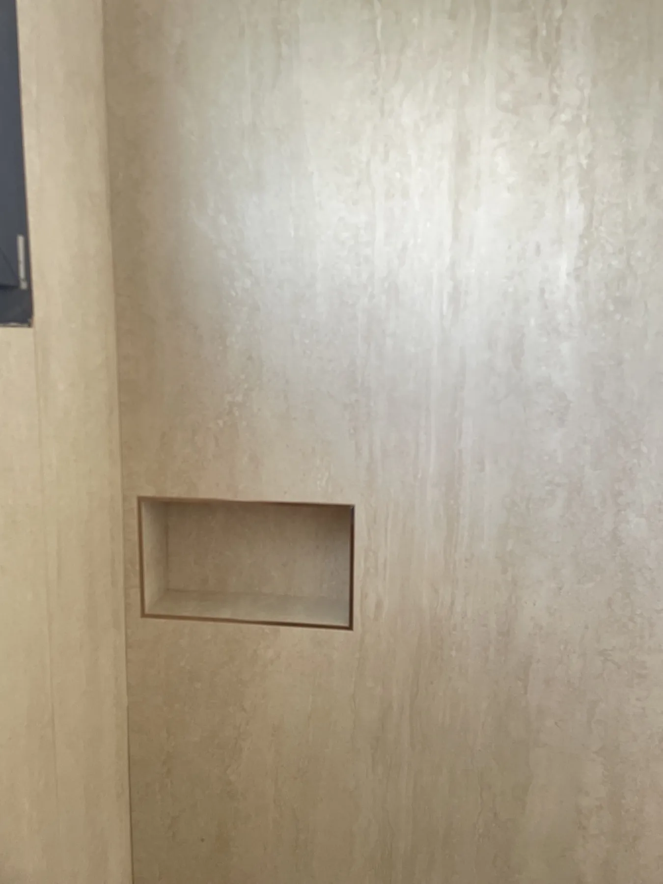 Niche taillée dans un grand format, sans coupe visible