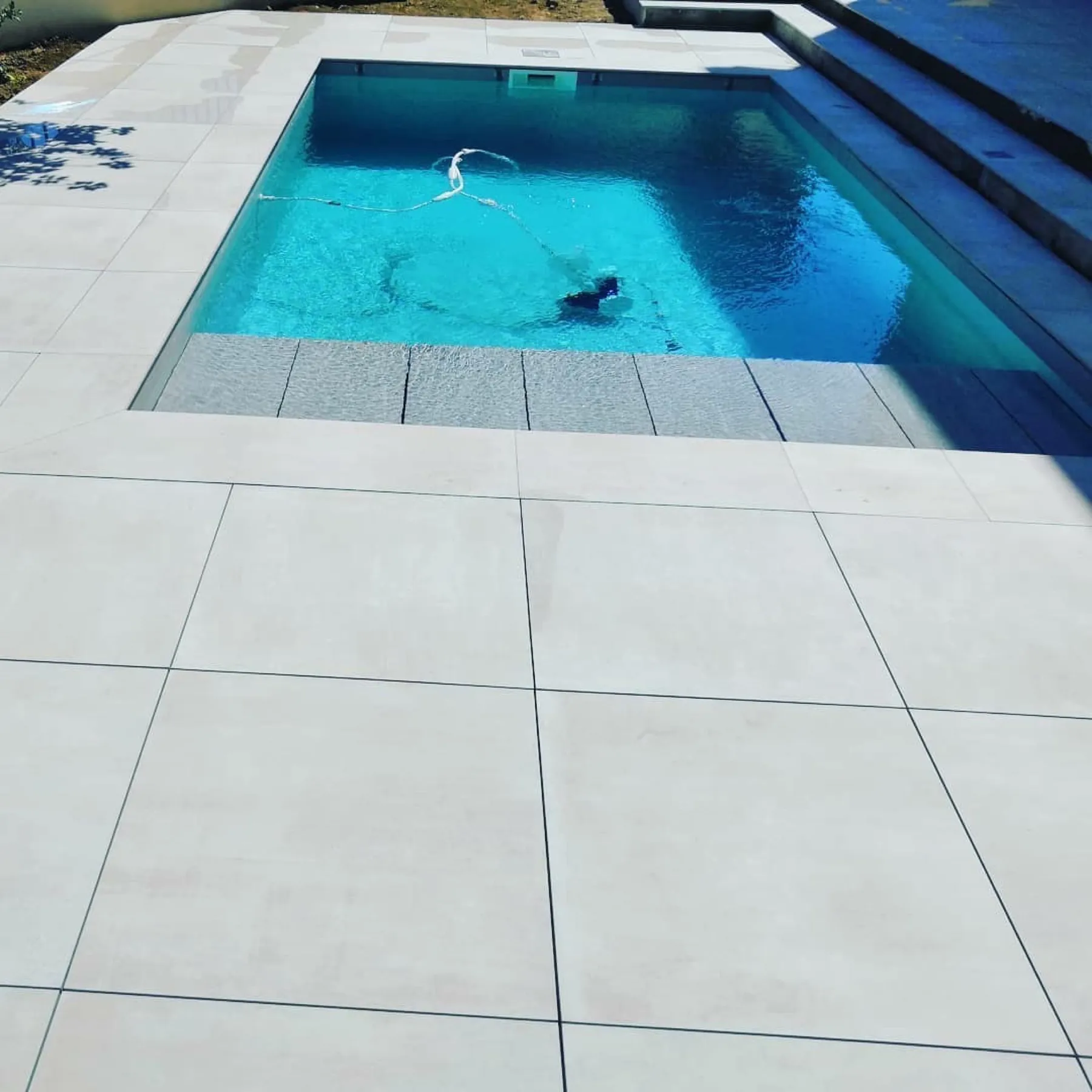 Plage de piscine en grands formats, margelles assorties
