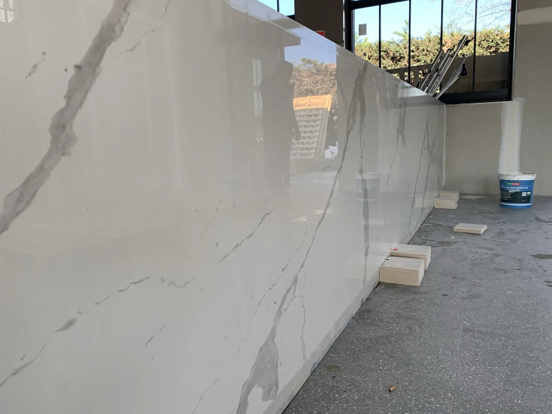 Plaques de 120 x 350 cm, pose sur toute la hauteur