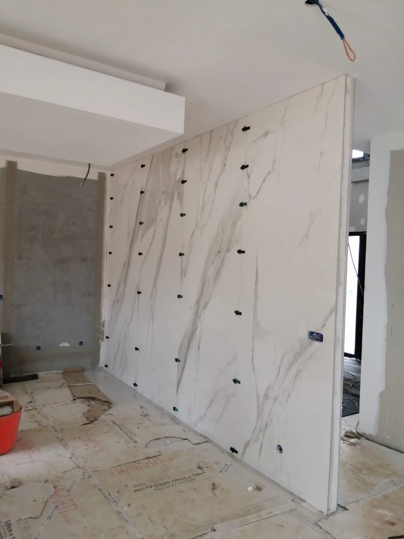 Plaques effet calacatta, veinage continu