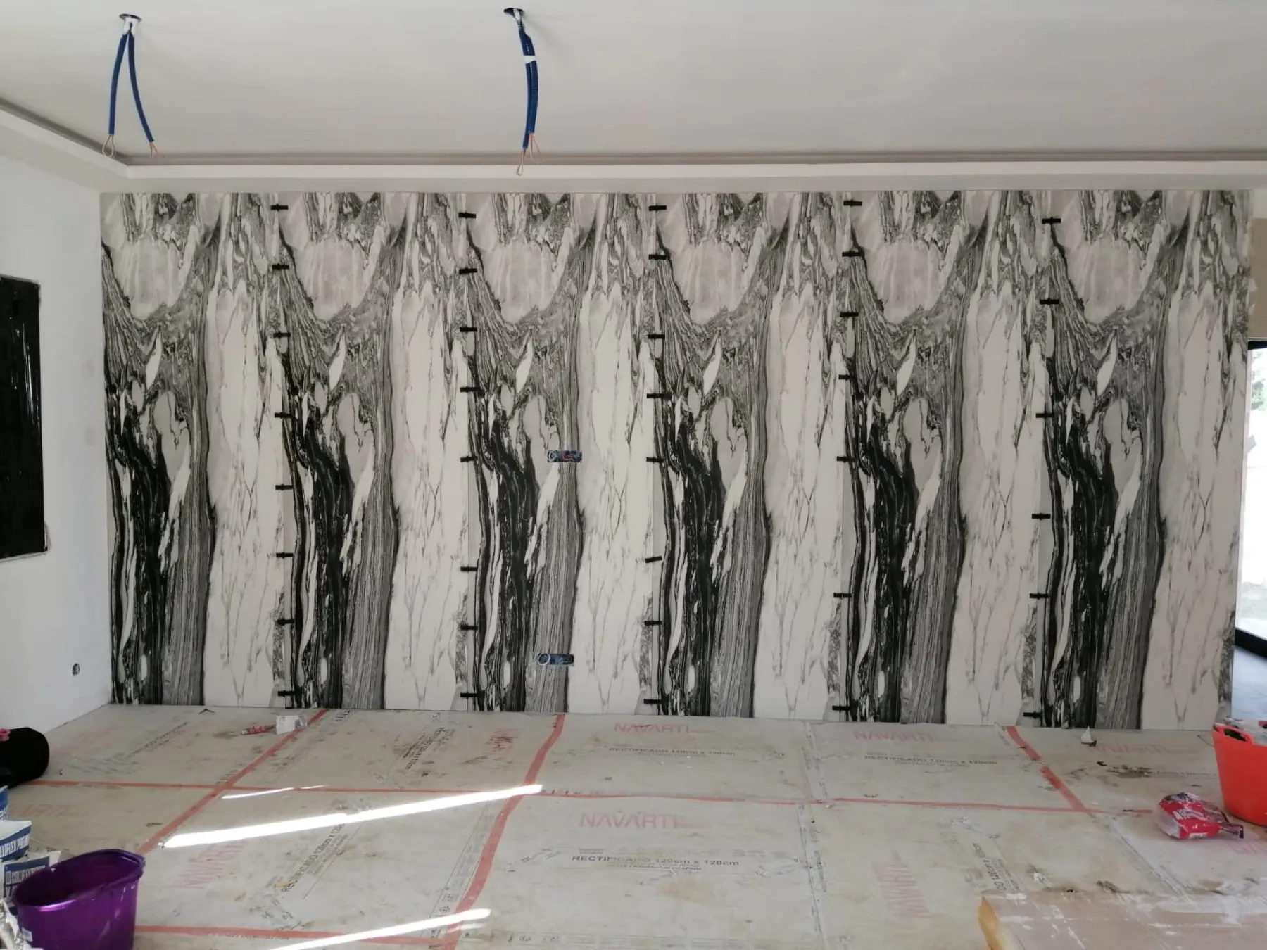 Plaques grand format effet marbre, pose en cours