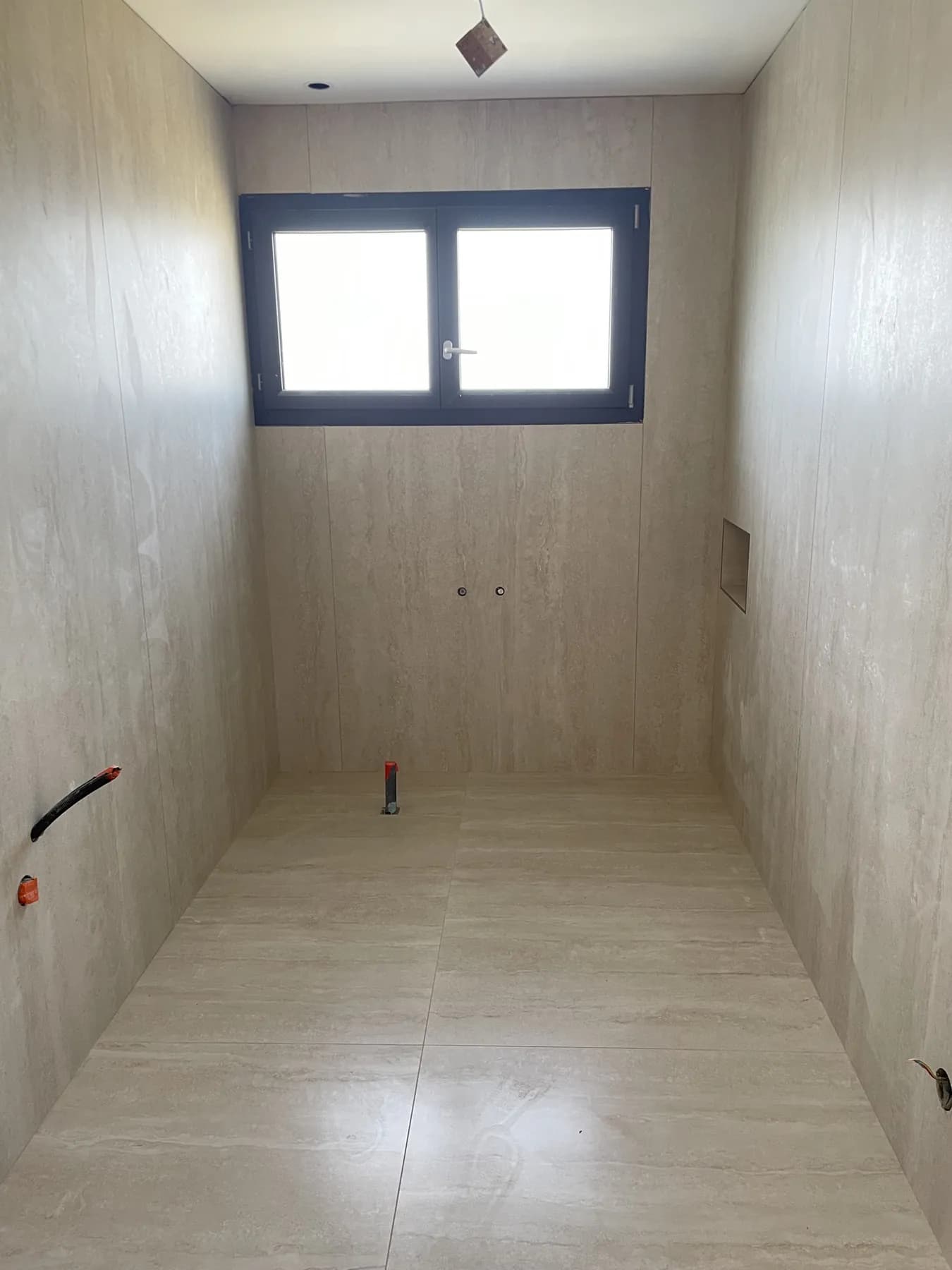 Salle de bains en plaques de 120 x 250 cm