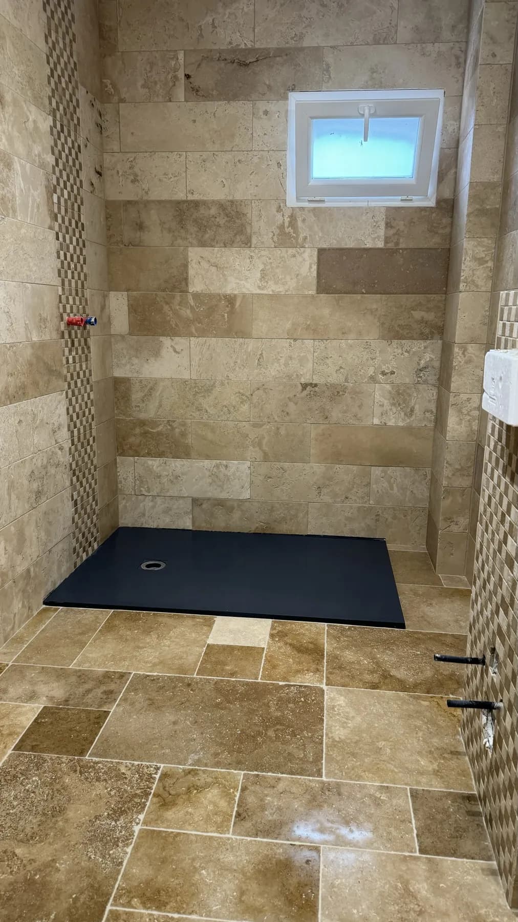 Douche en travertin, sol et murs